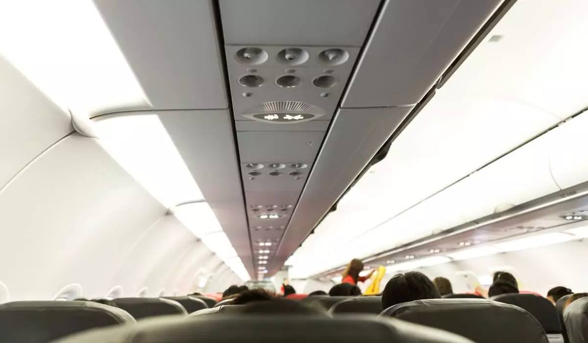Недовольный плохим обслуживанием мужчина устроил дебош на борту самолета в Астане