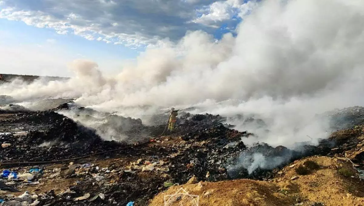 Крупный пожар ликвидирован на полигоне ТБО в Акмолинской области