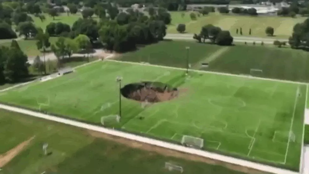 Футбольное поле провалилось под землю в Иллинойсе: видео шокирует