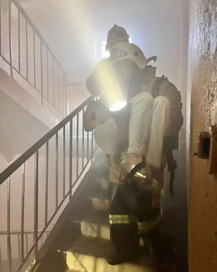 7 человек были спасены из горящего многоэтажного дома
