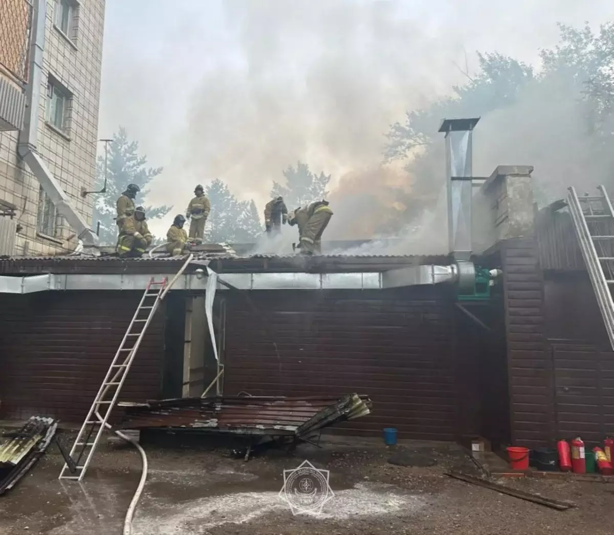 Кафе горело в Степногорске: Удалось не допустить распространения огня на девятиэтажку рядом