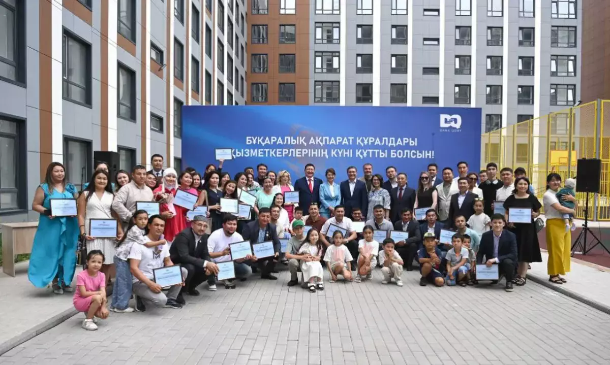 Работники казахстанских СМИ получили квартиры от президента
