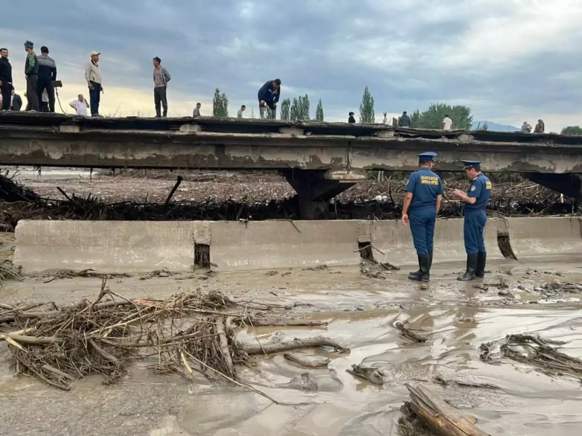 Cель сошла в Кыргызстане: пять человек погибли, сотни людей оказались в ловушке