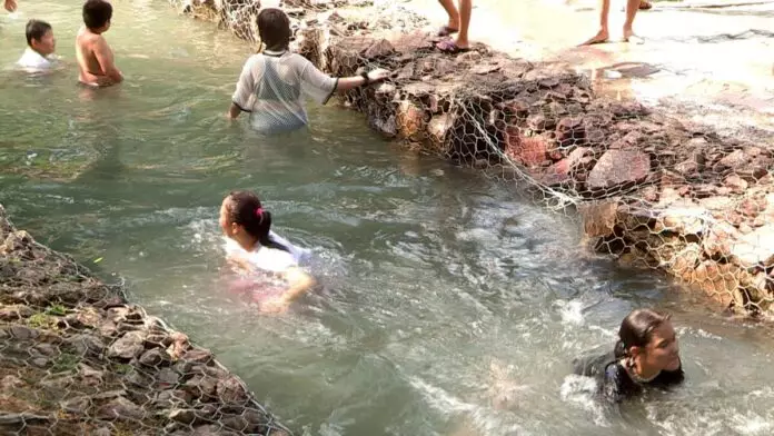 Шымкентцы охлаждаются на берегу реки Кошкарата