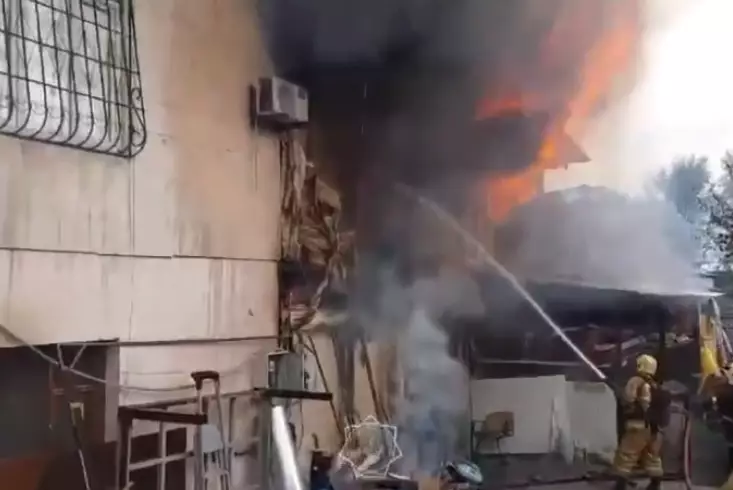 В Алматы горит двухэтажный магазин