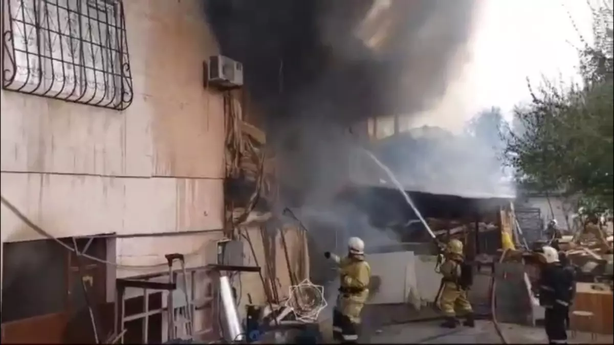 Пожарные Алматы борются с сильным пожаром в двухэтажном магазине