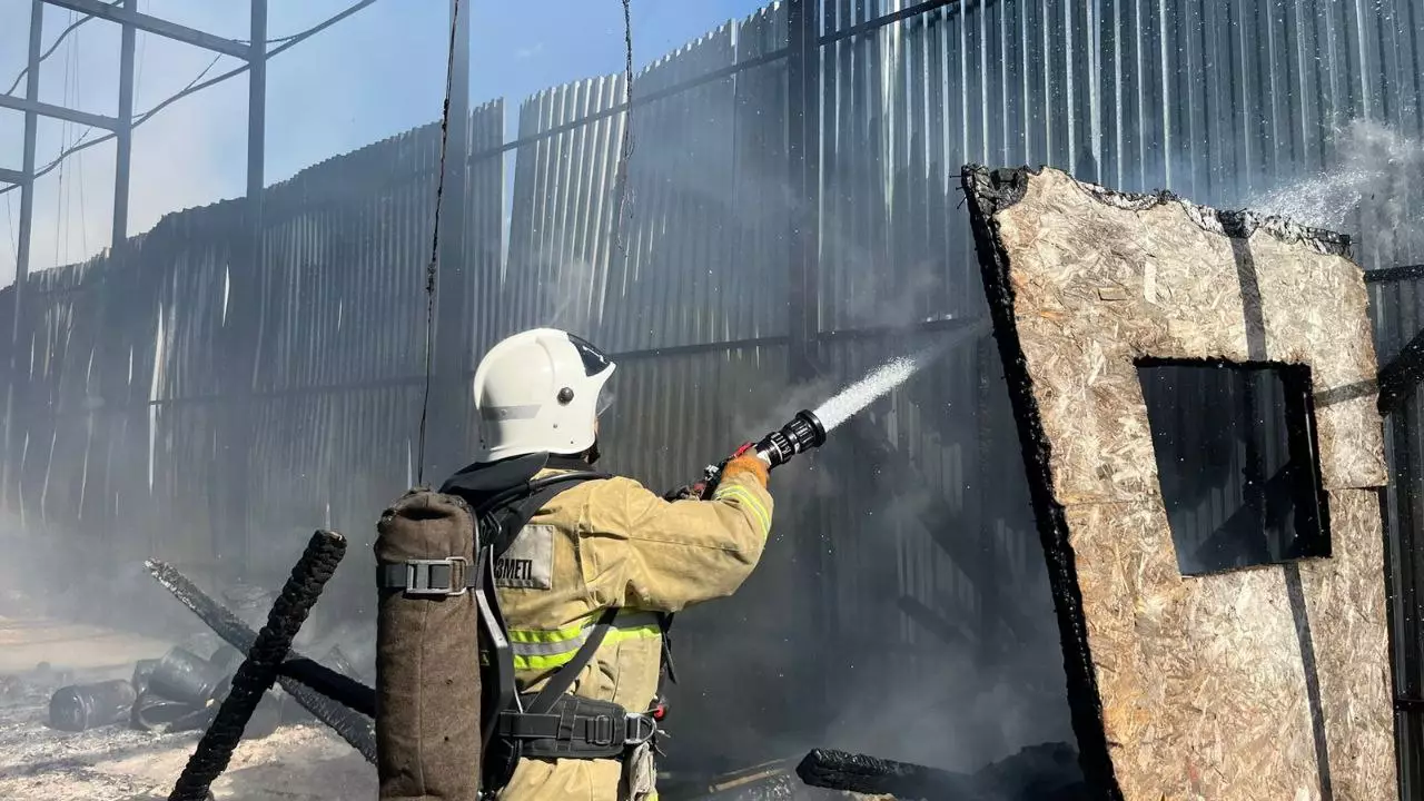 Пожар в мебельном цехе и пекарне потушили в Алматы