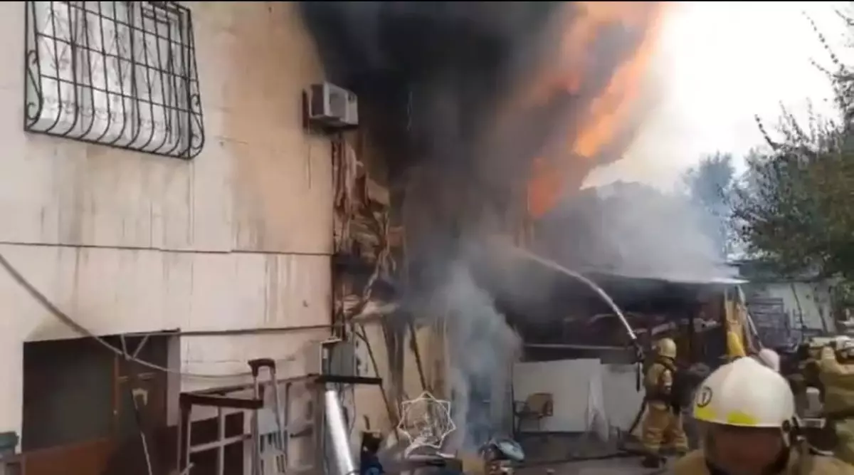 Двухэтажное здание загорелось в Алматы (ВИДЕО)