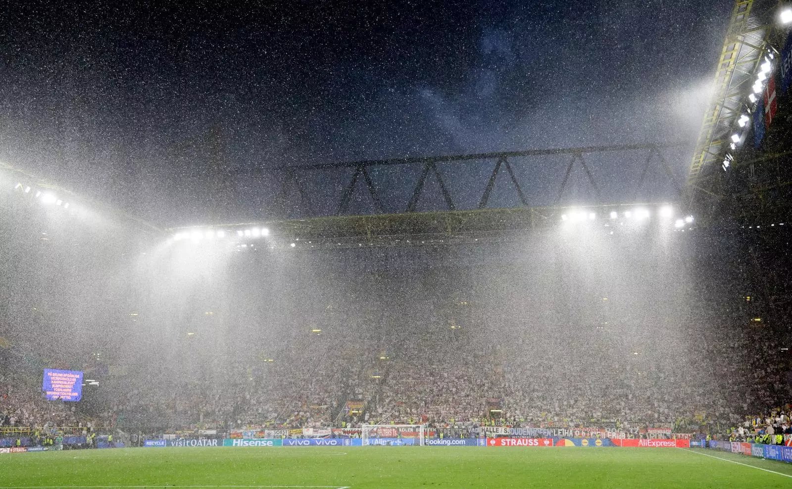 Матч Германии возобновили после остановки из-за молнии