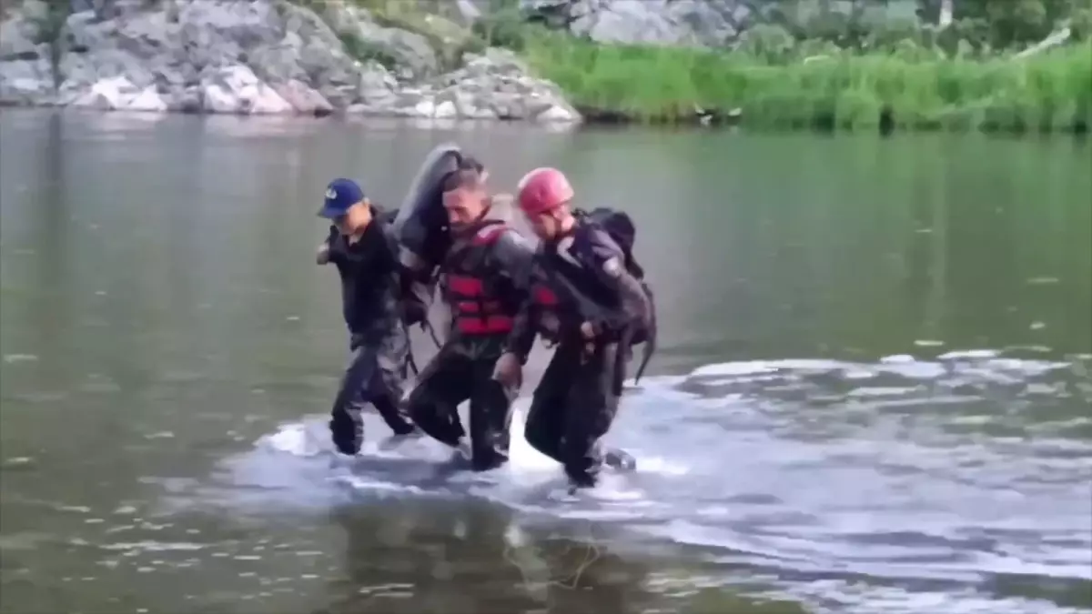 Забравшегося на скалу мужчину пришлось снимать спасателям в ВКО