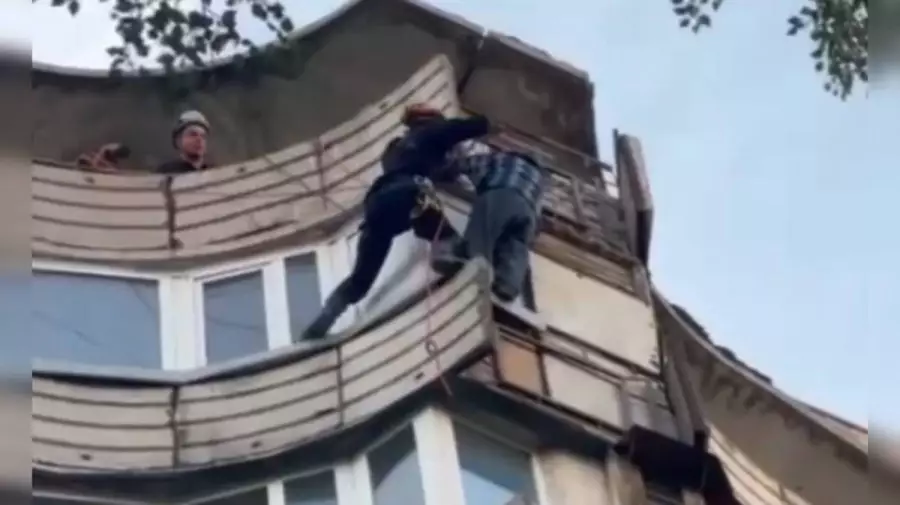 Павлодарда полиция қызметкерлерінің тұрғынды құтқарып қалған сәті видеоға түсіп қалды