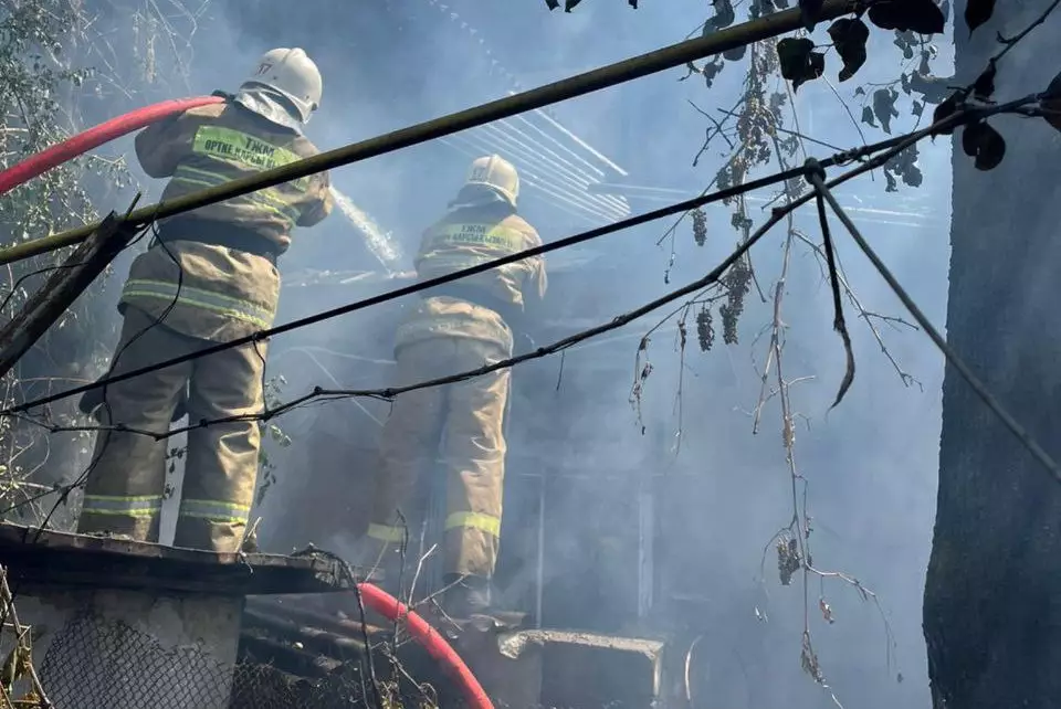 В Алматы загорелось двухэтажное здание кафе