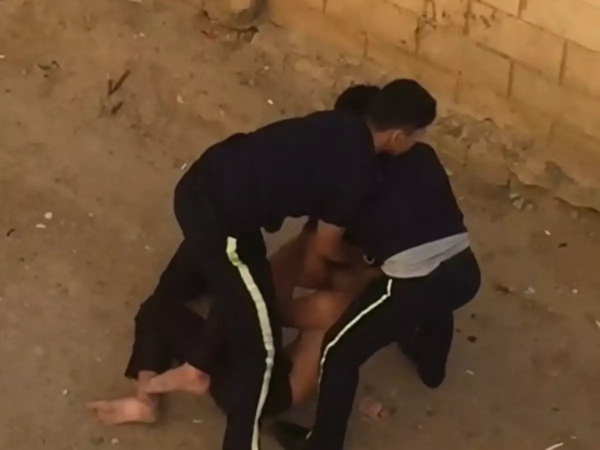 В Актау сняли на видео, как полицейские избивают задержанного