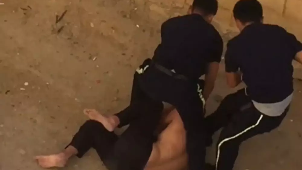 Жестокое задержание мужчины попало на видео