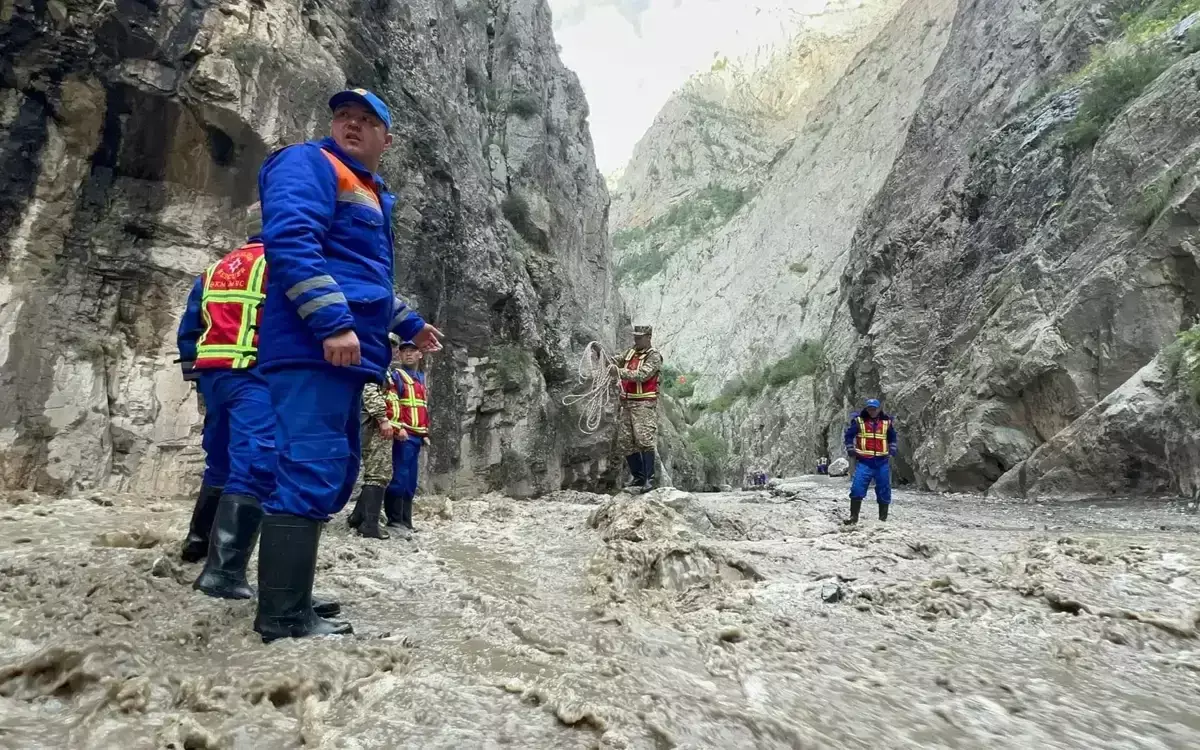 В Кыргызстане после схода селя найдены тела еще двоих детей из Казахстана