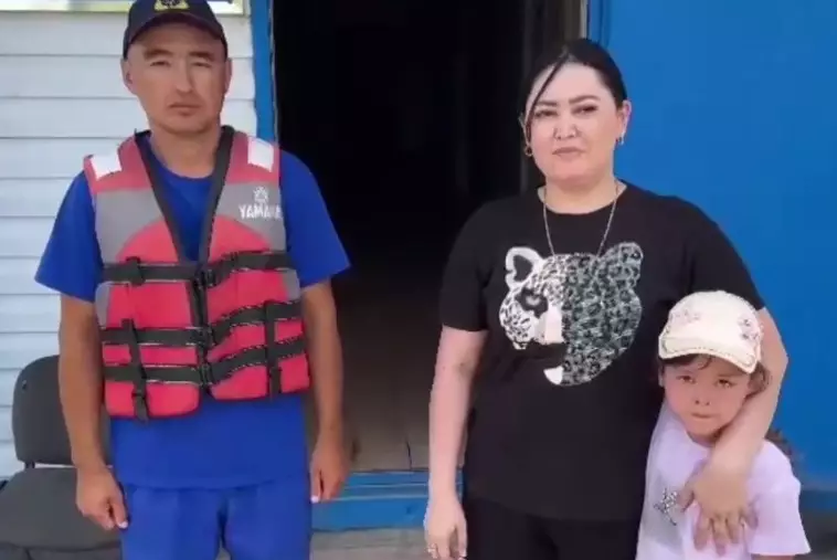 Заблудившуюся девочку нашли спасатели на берегу озера Алаколь