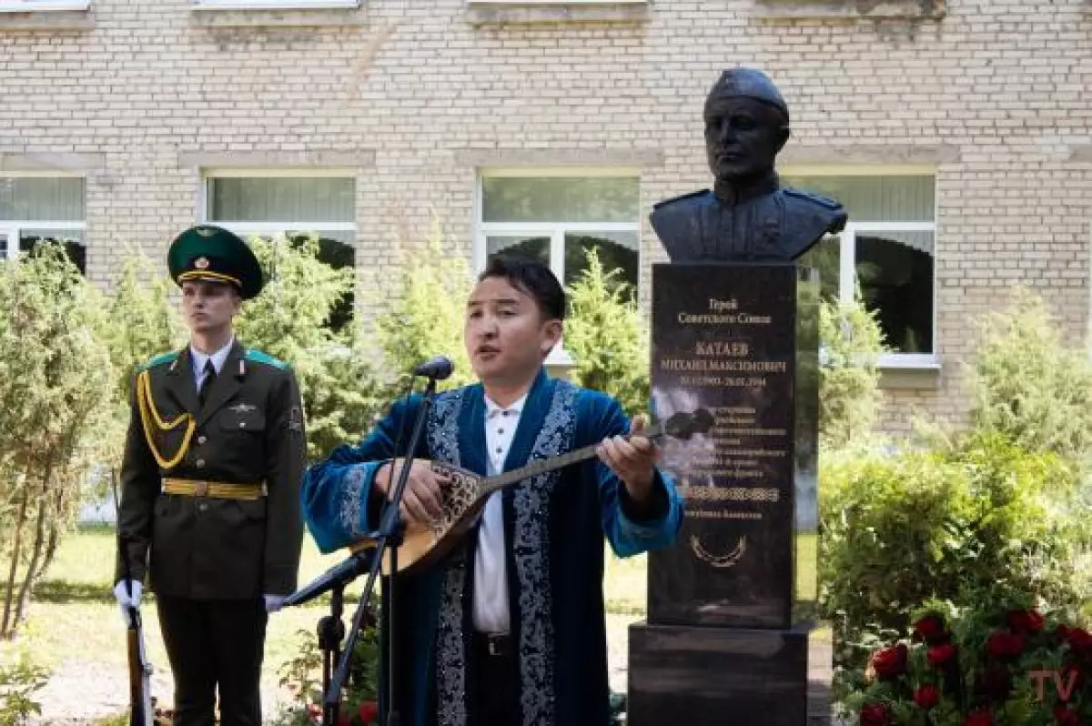 Герою из Казахстана открыли памятник в Беларуси