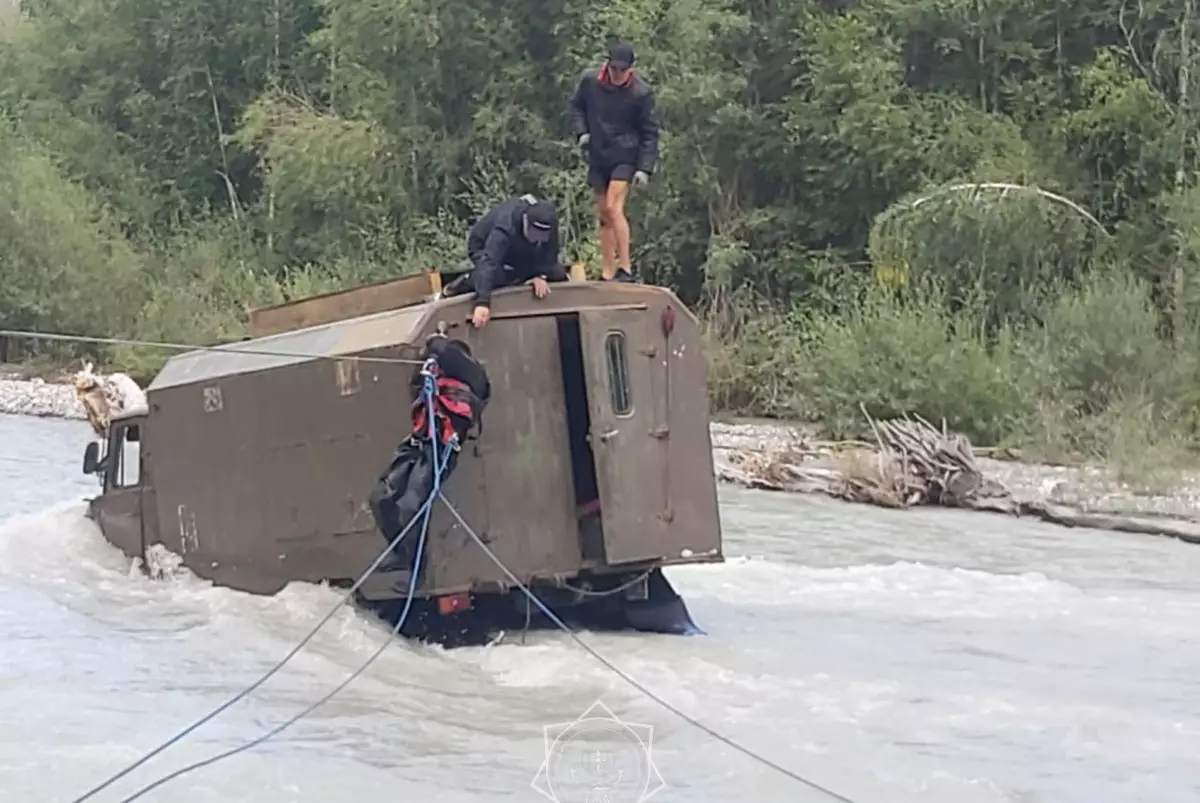 Туристы на трёх грузовиках застряли посреди реки в Жетысу