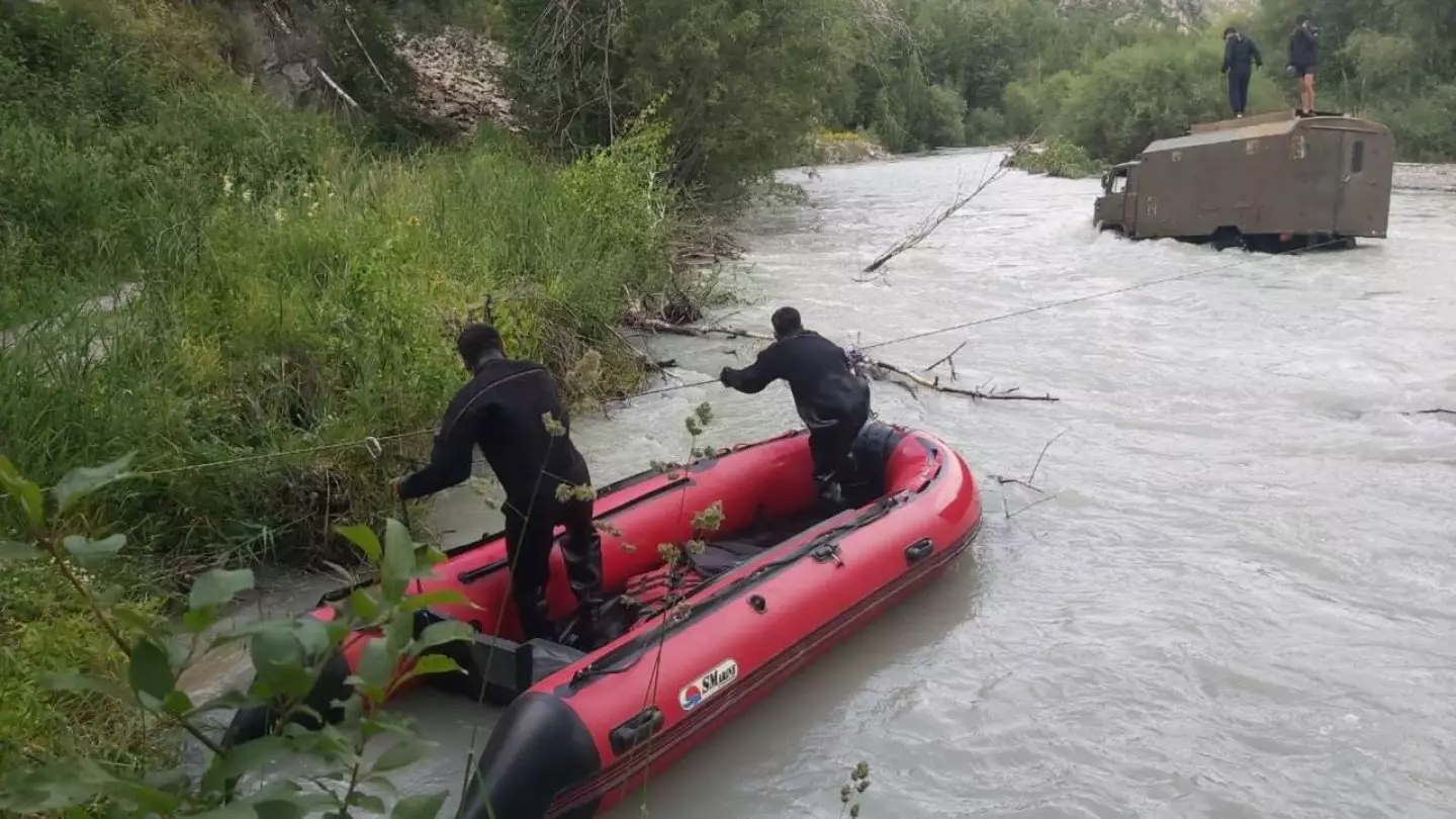 Спасатели области Жетысу пришли на помощь туристам застрявшим в реке