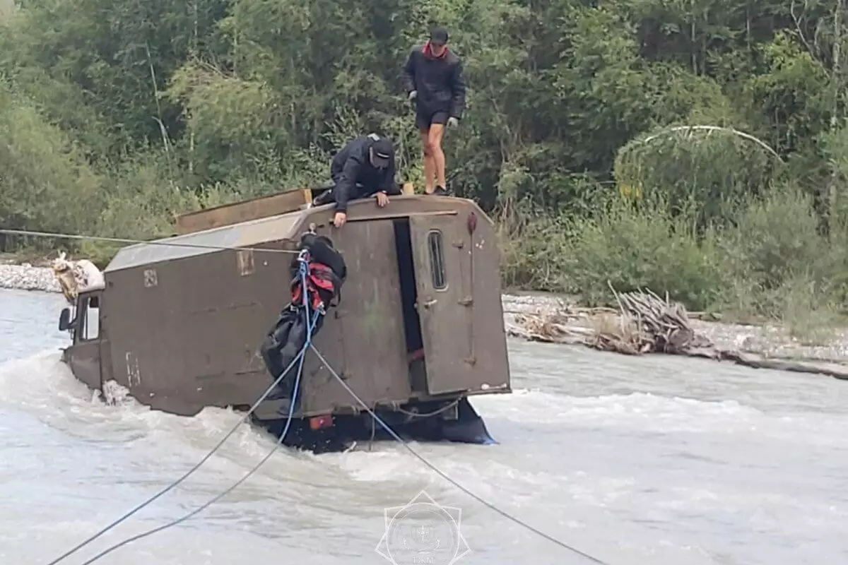 Застрявших на грузовиках посреди реки туристов спасли в Жетысу (ВИДЕО)
