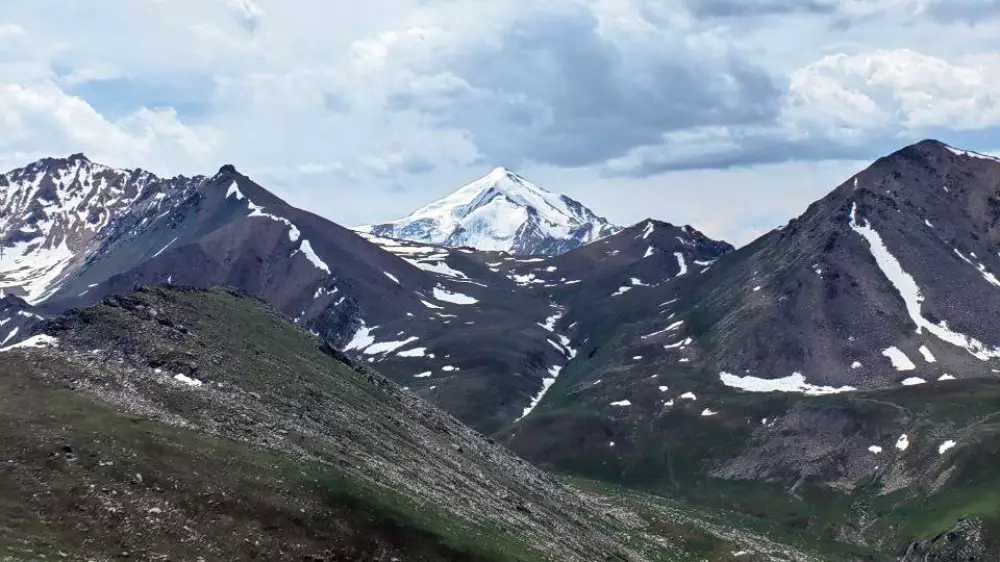 Семеро подростков застряли на вершине горы в Алматы