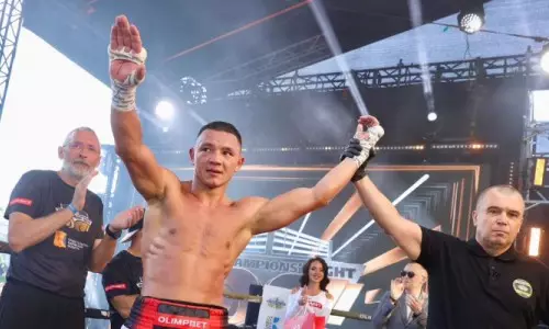 Судьи определили победителя боя непобежденного чемпиона из России и узбекистанского боксера