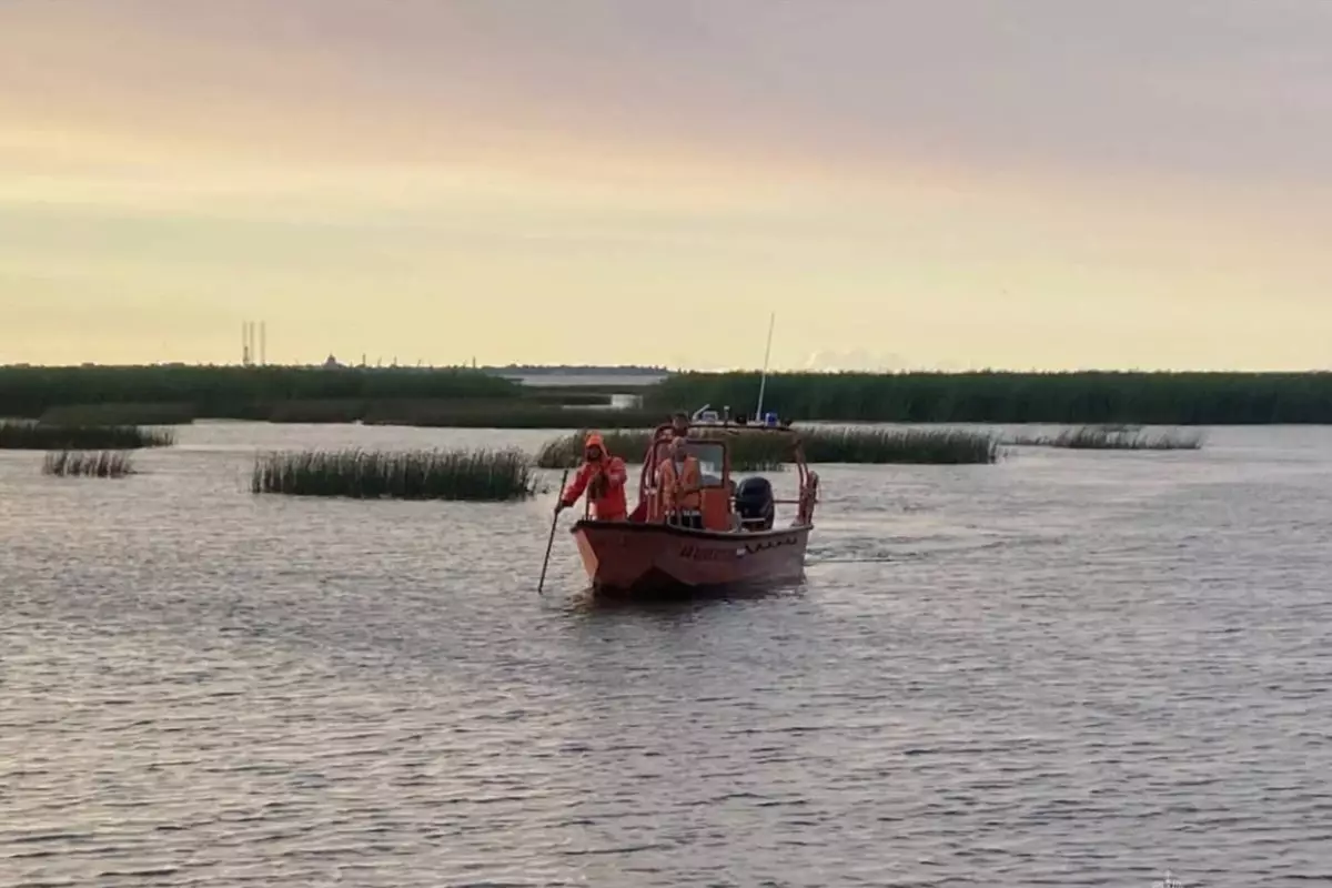 Семилетняя девочка самостоятельно доплыла до берега с унесённой в море лодки