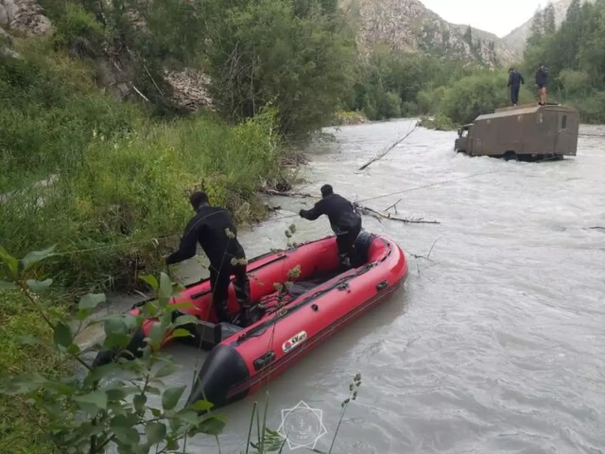 Грузовики и туристы застряли на переправе через реку на юге Казахстана (ФОТО)