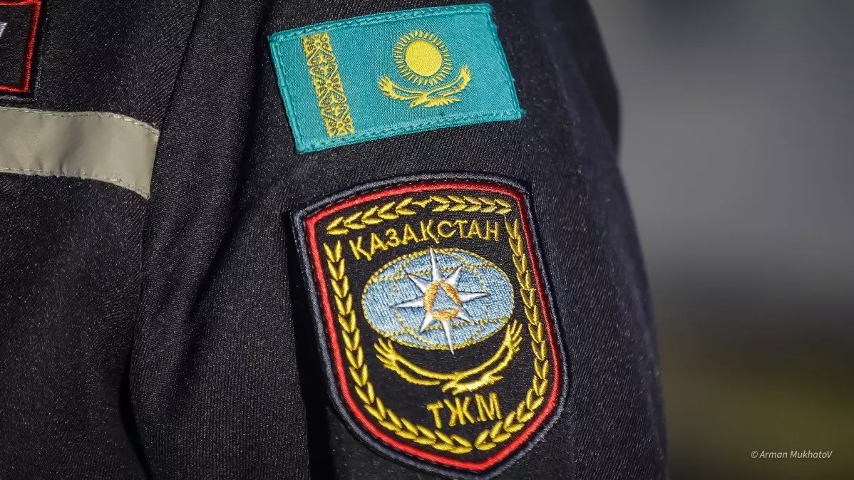 Спасатели Казахстана прибыли в Кыргызстан для транспортировки тел погибших детей