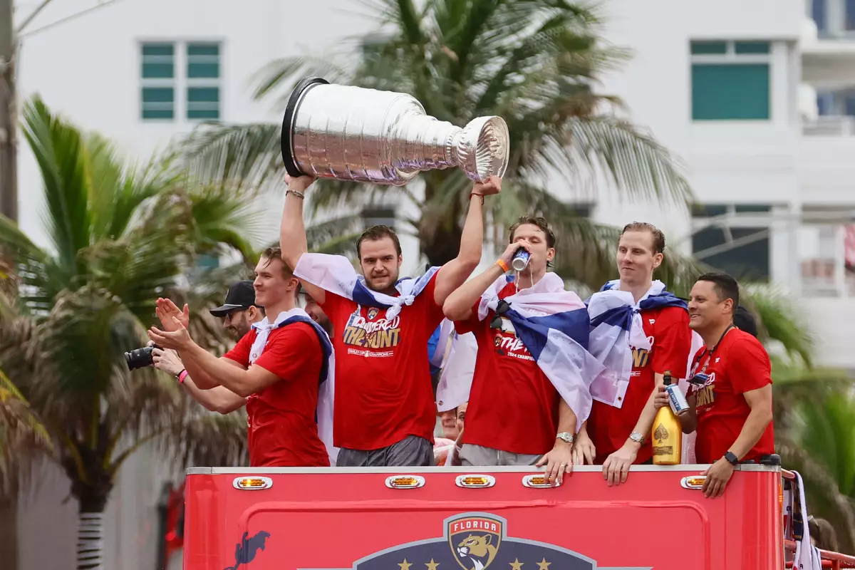 Бобровский вышел с флагом России и выдал мощную речь! Как прошел чемпионский парад «Флориды»