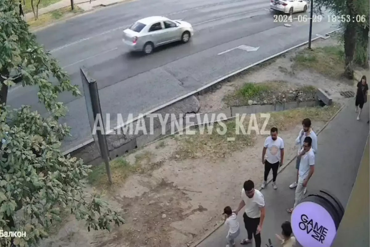 В Алматы парень на самокате сбил ребенка