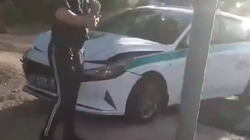Полицейские врезались в автомобиль с женщиной и ребенком в Алматинской области