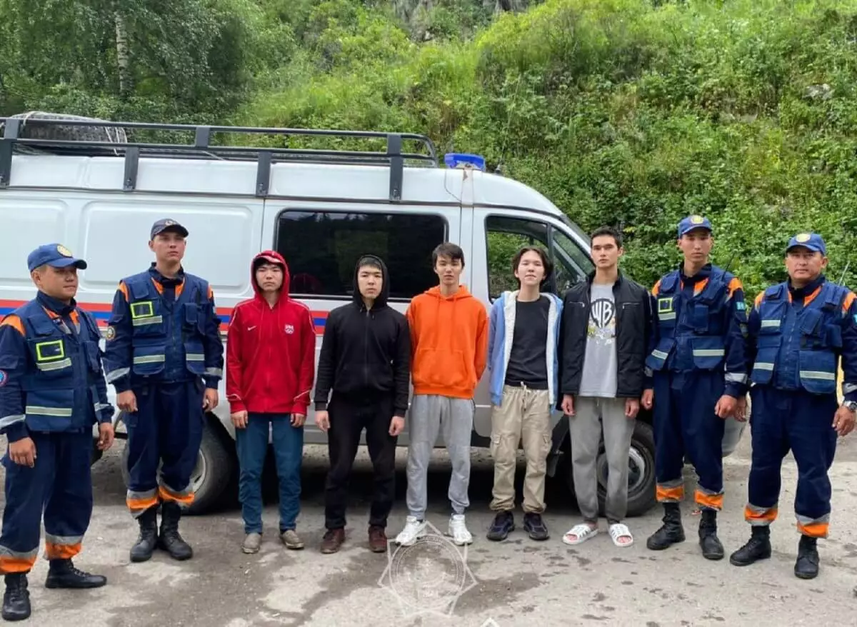 5 часов искали пропавших туристов в горах под Алматы