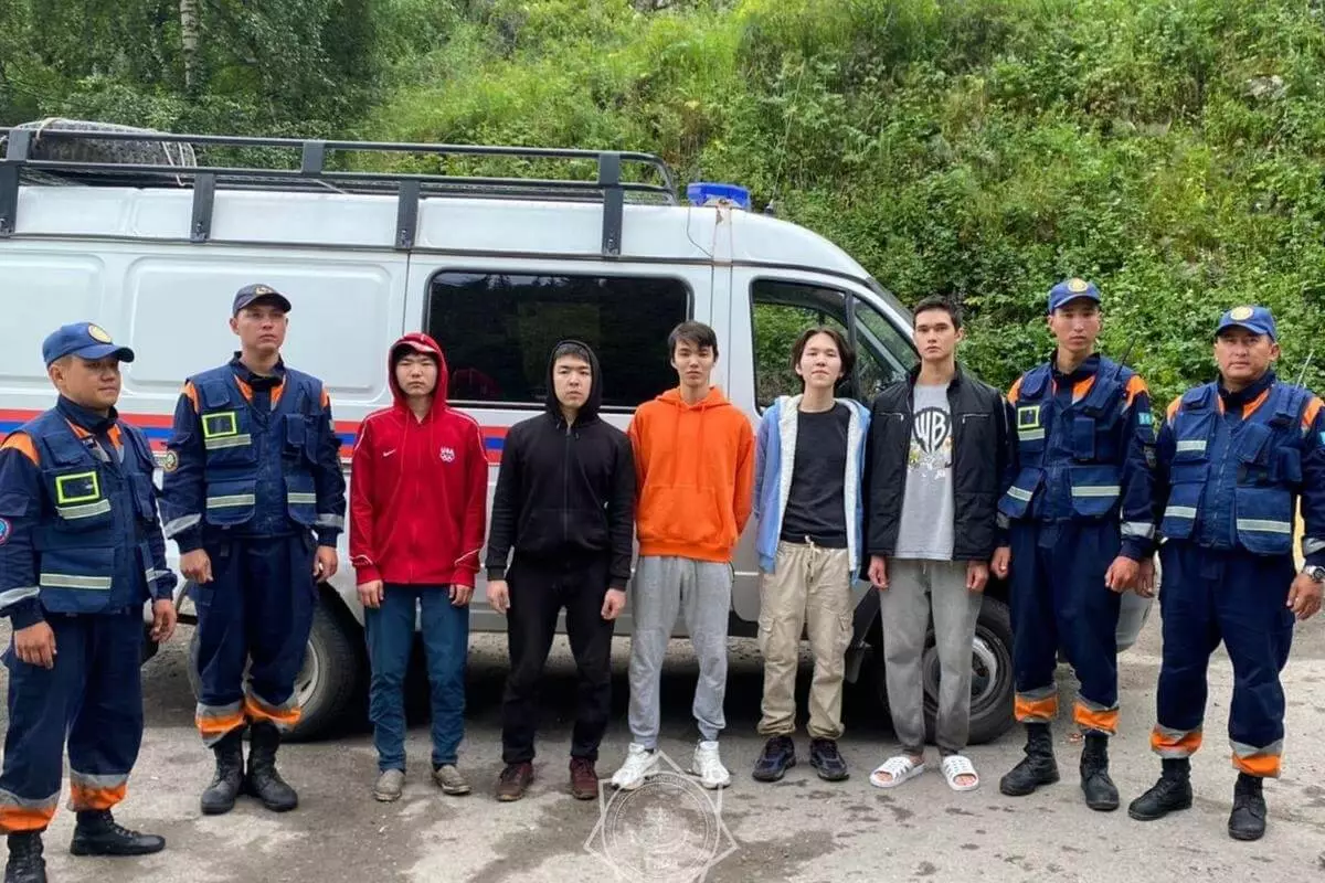 Заблудившихся в горах парней пять часов искали спасатели Алматы