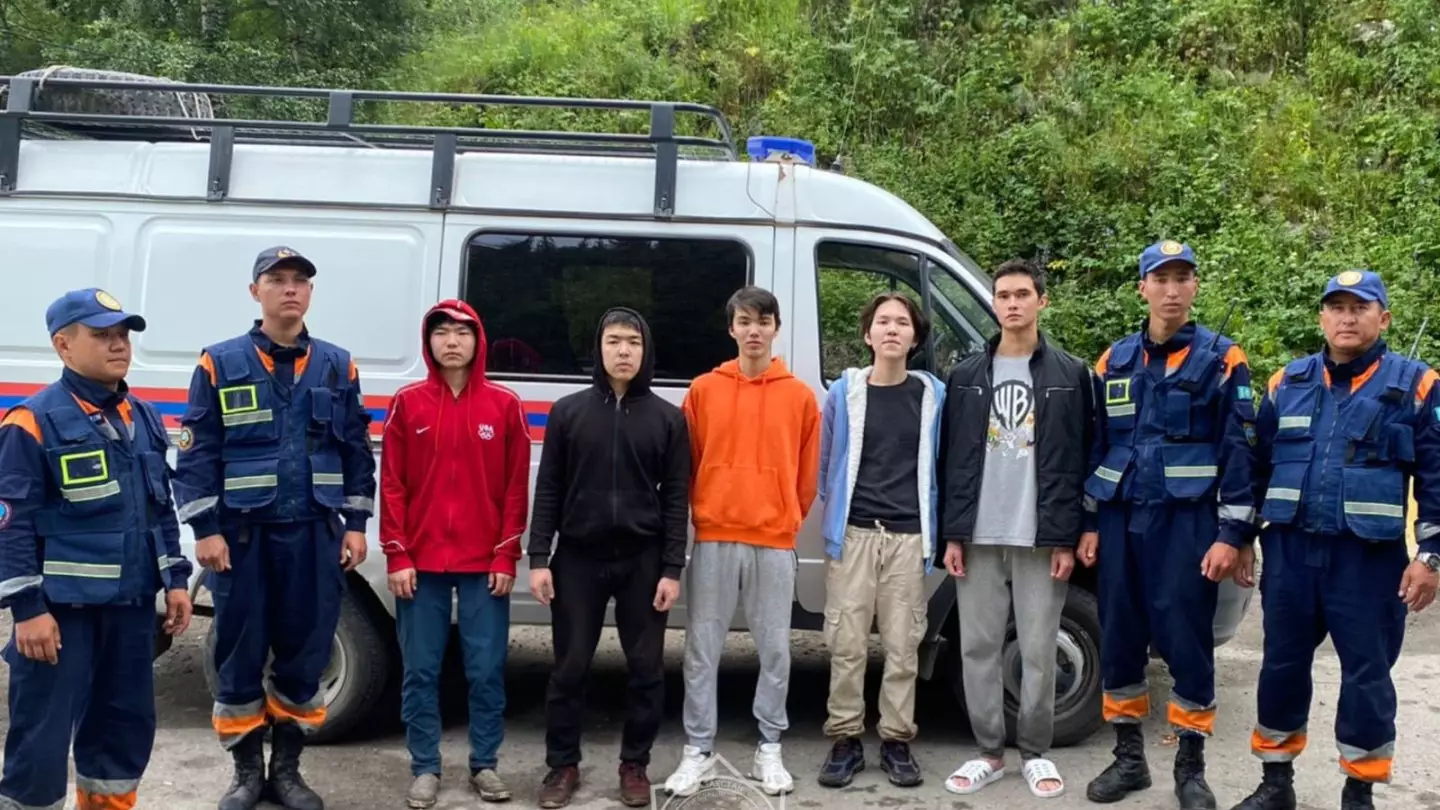 Туристов, которые заблудились в горах Алматинской области, спасли