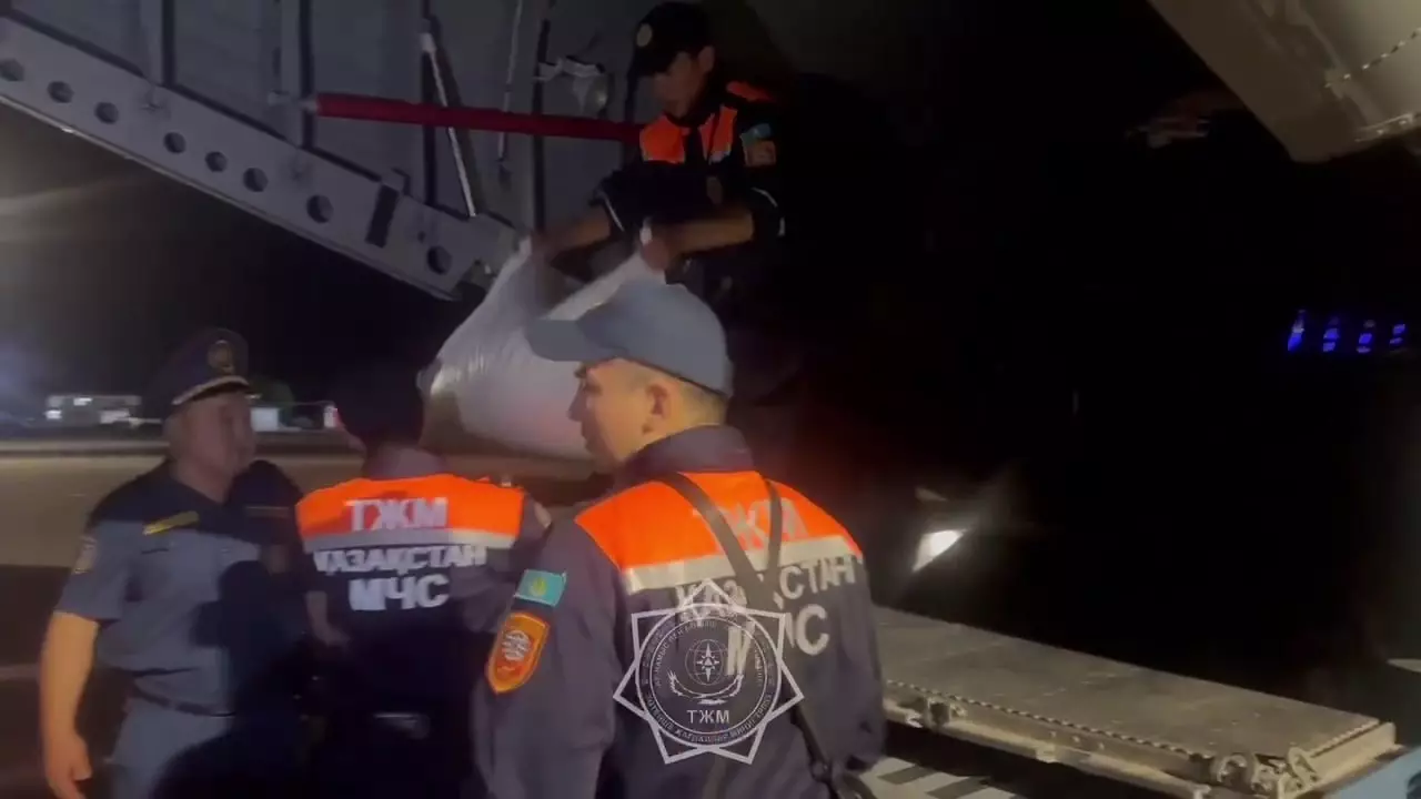 Спасатели МЧС Казахстана прибыли в Кыргызстан для эвакуации граждан РК и транспортировки тел погибших
