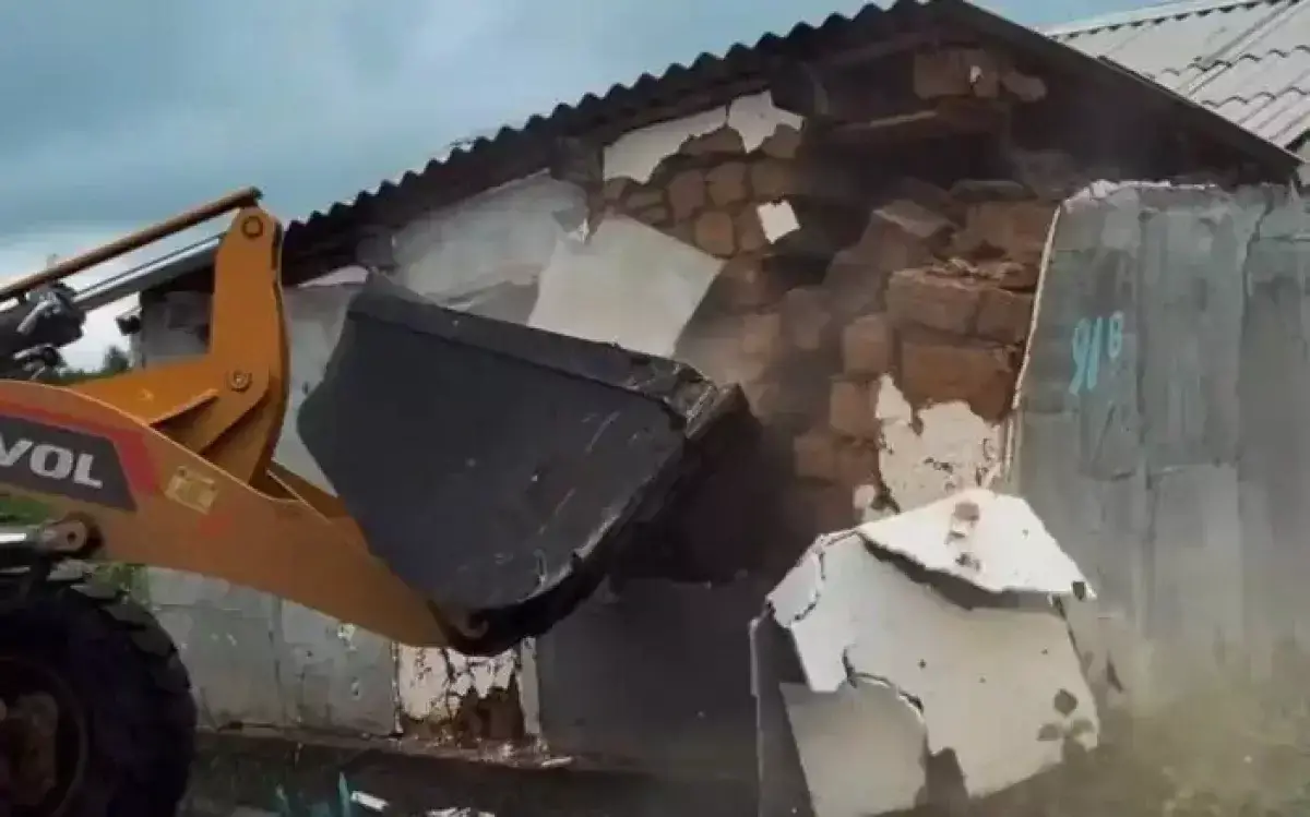 Дома, признанные аварийными после паводка, сносят в Актобе