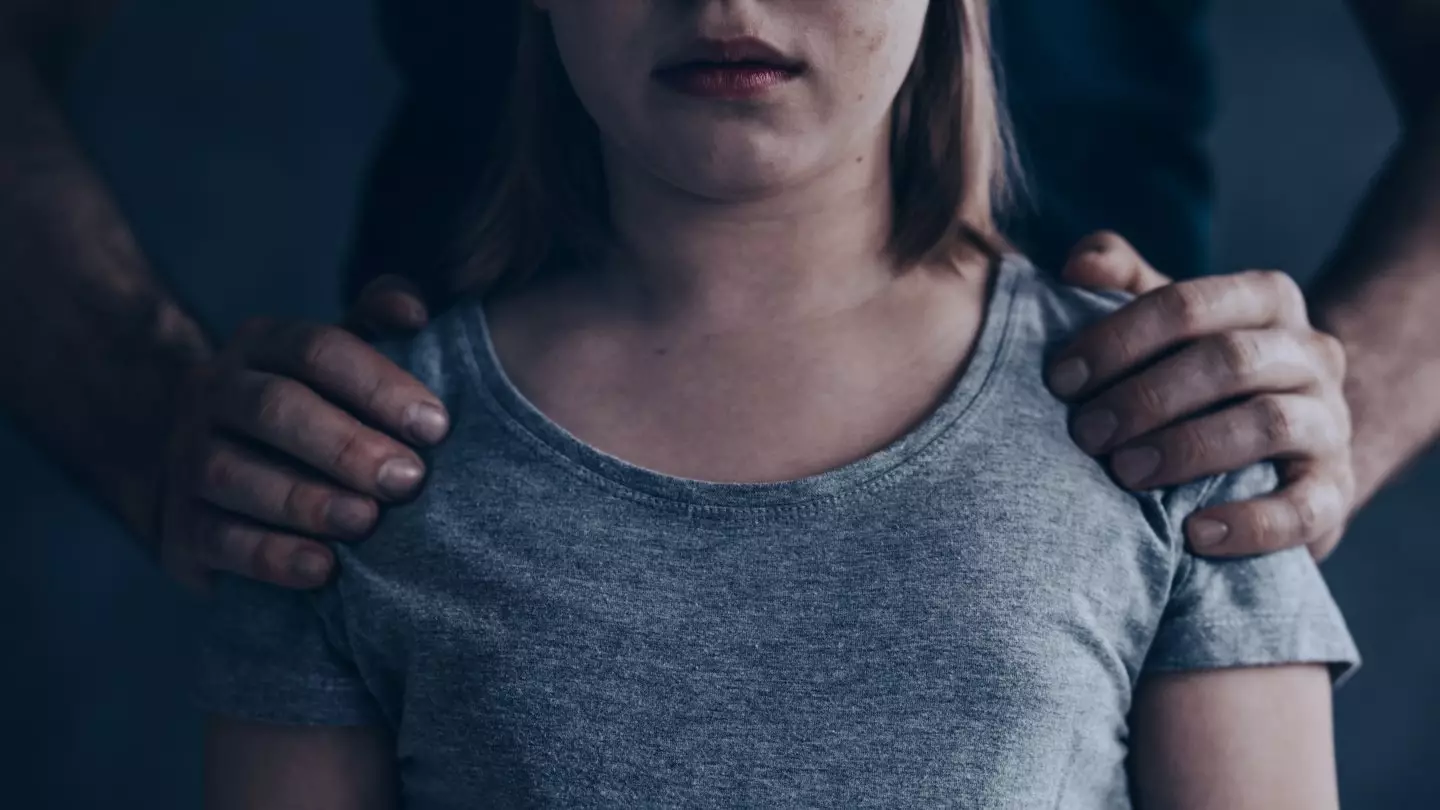 Отец пятерых детей принуждал 13-летнюю девочку к оральному сексу