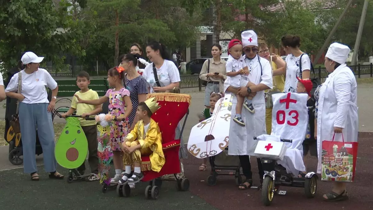 Скорая помощь и Бэтмен: парад колясок провели в Павлодаре