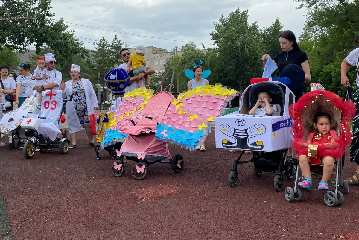 Бэтвумен, король, бабочка: парад колясок прошел в Павлодаре