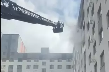 Пожар в многоэтажке тушат в Астане