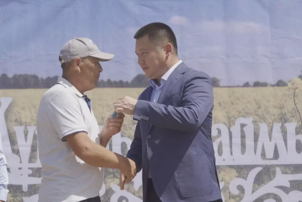 Сельчанам вручили ключи от новых домов взамен уничтоженных паводками в Павлодарской области
