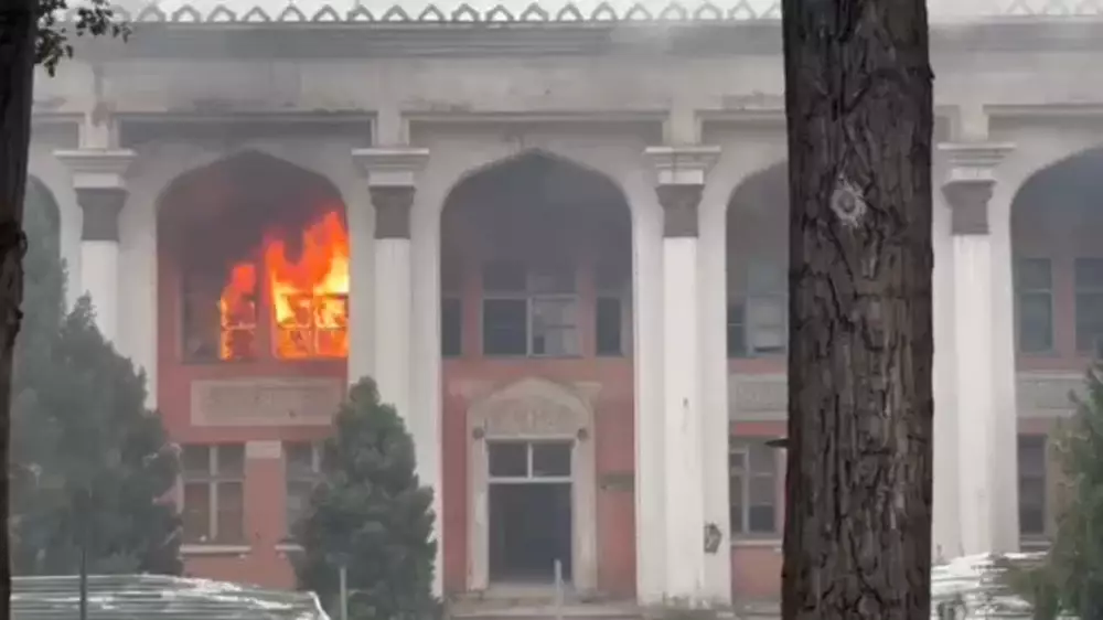 Пожар в заброшенной железнодорожной больнице в Алматы