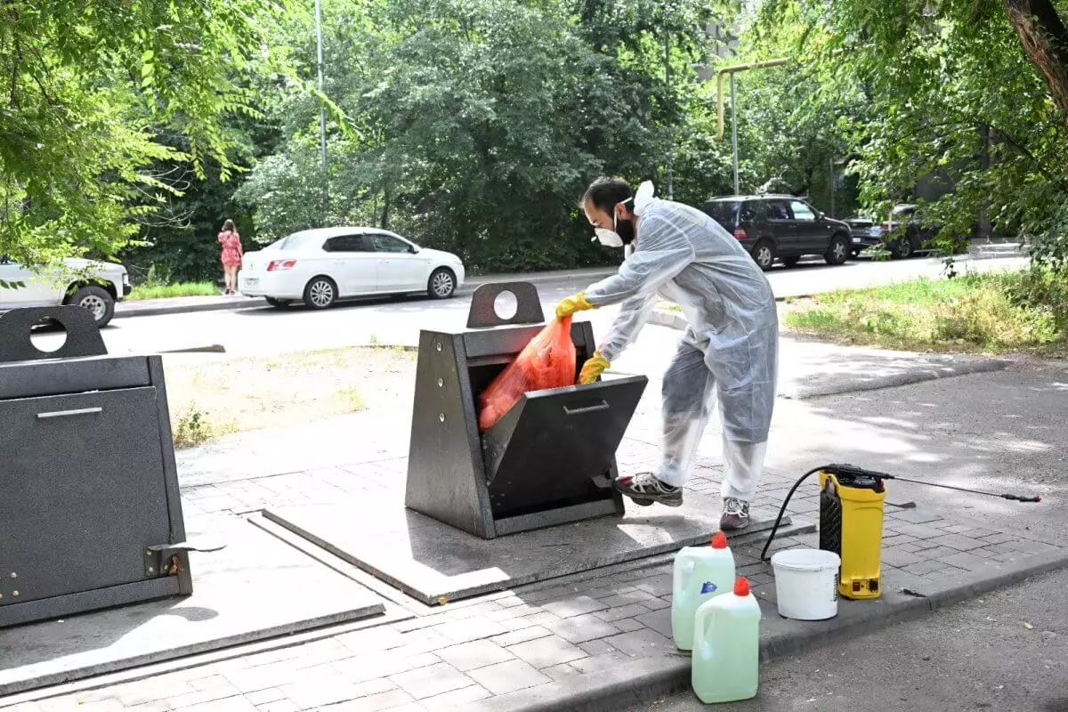 Санитарную обработку мусорных площадок провели в Алматы