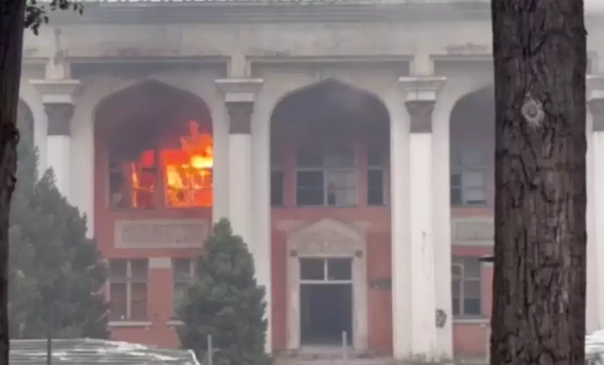 Пожар произошел в заброшенной железнодорожной больнице Алматы