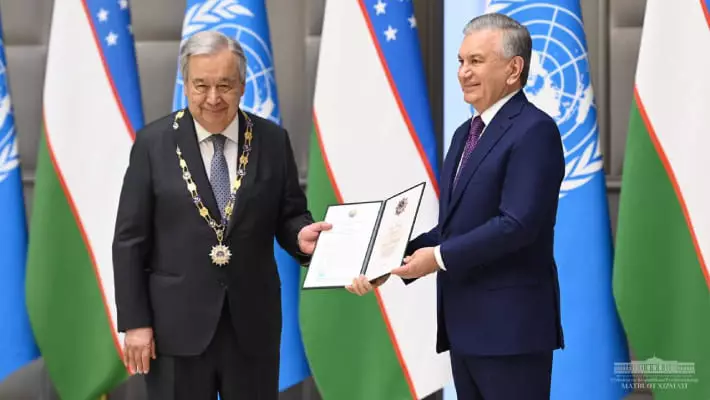 Мирзиёев наградил генсека ООН орденом «Дустлик» высшей степени