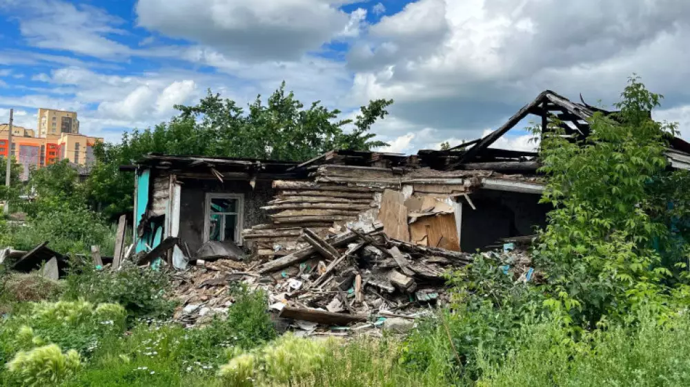 "В 15 минутах акимат": петропавловцы жалуются на забытые заброшенные дома