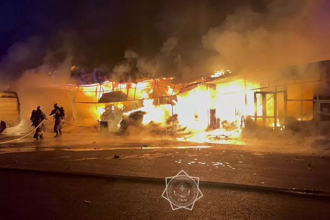 Крупный пожар на рынке произошёл в Шымкенте