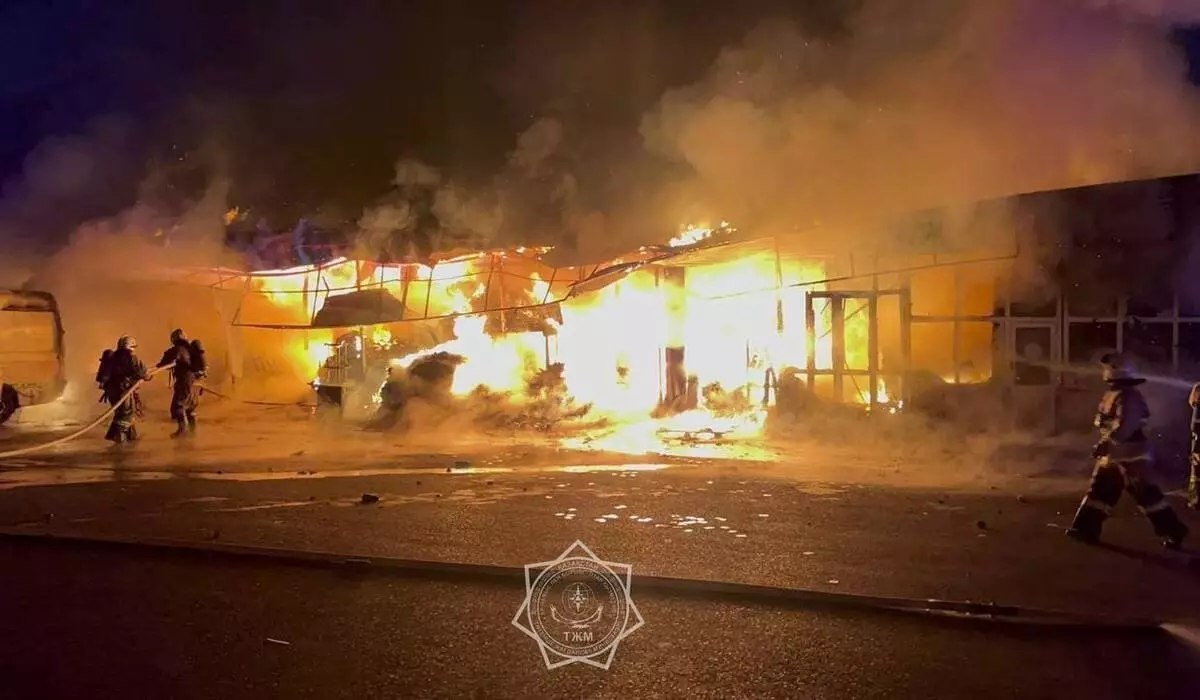 Крупный пожар потушили на одном из рынков Шымкента