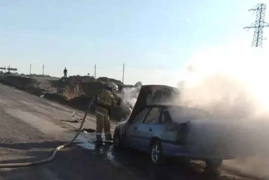 Автомобиль загорелся на дороге в Актюбинской области